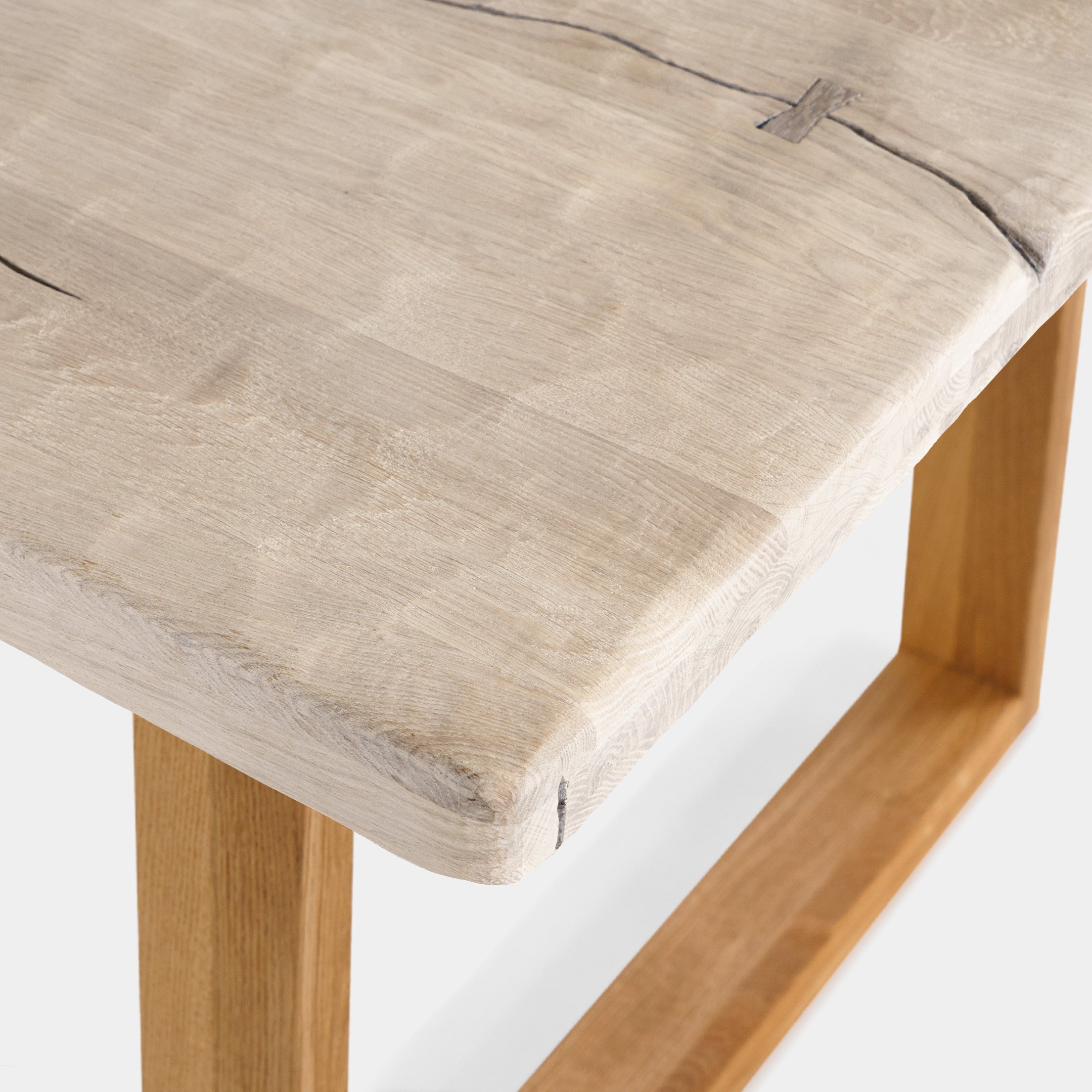 Table à manger rustique avec relief en bois de chêne massif blanchi et pieds en bois de chêne massif U