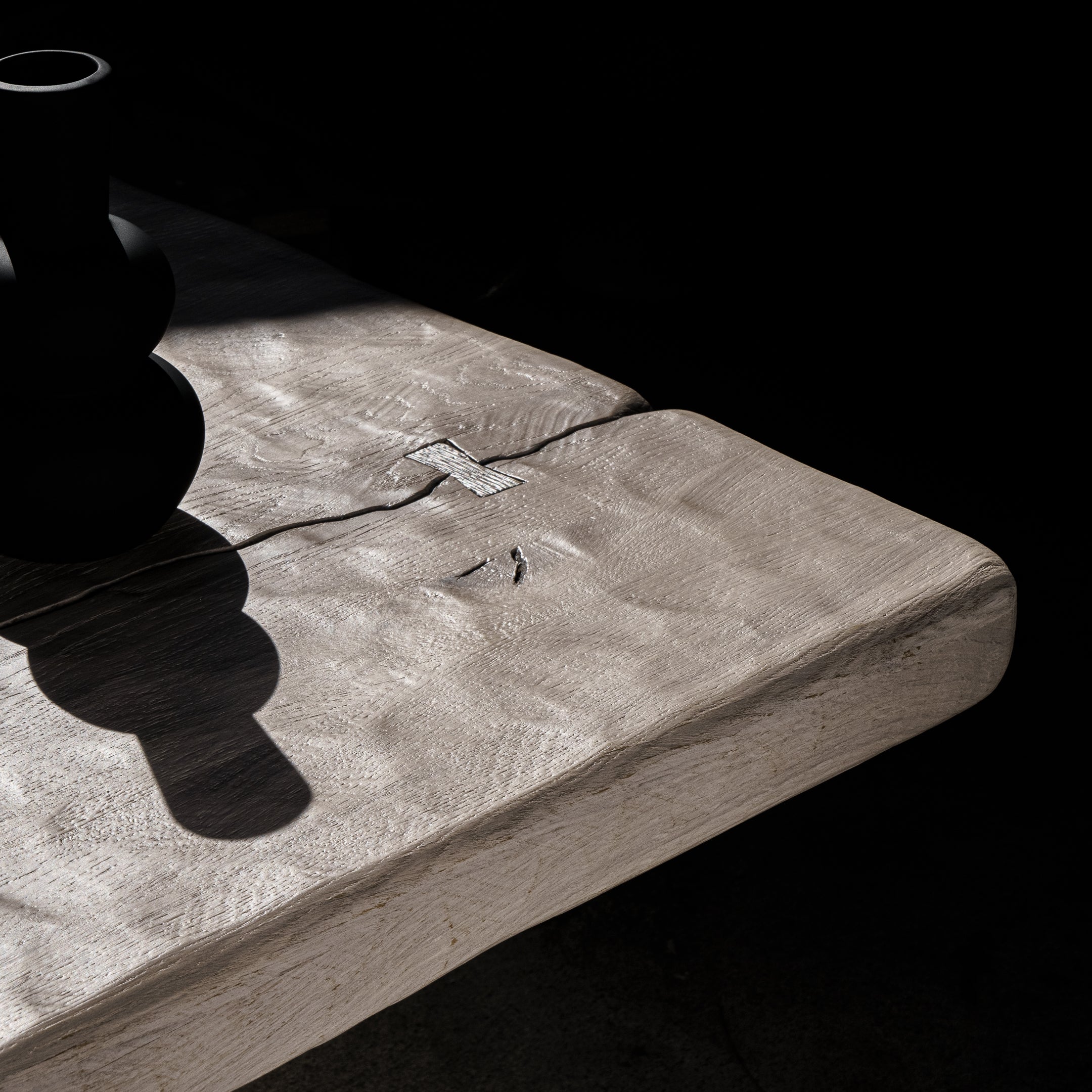Table à manger rustique avec relief en bois de chêne massif blanchi et pieds en bois de chêne massif U