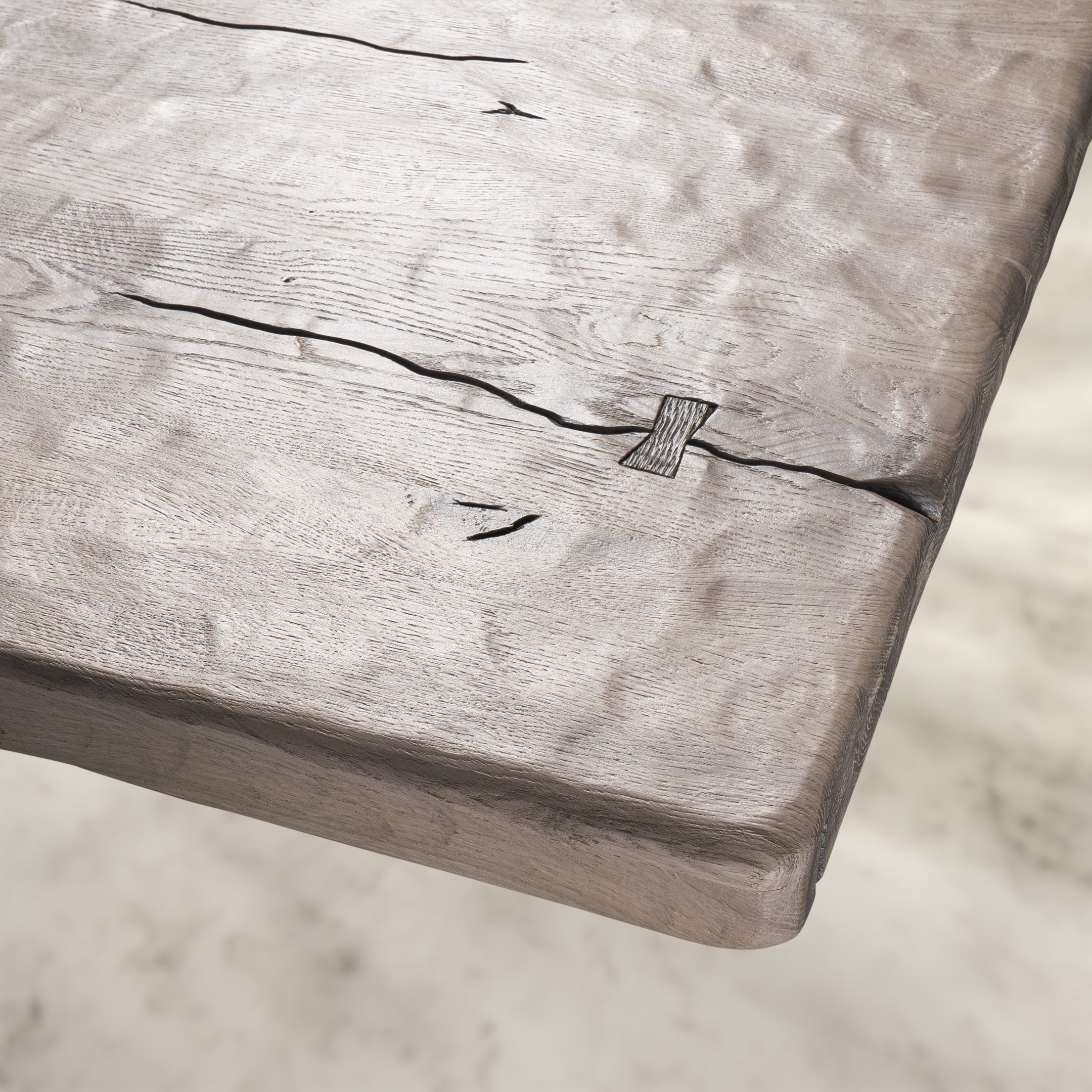 Table à manger rustique avec relief en bois de chêne massif blanchi et pieds en bois de chêne massif U