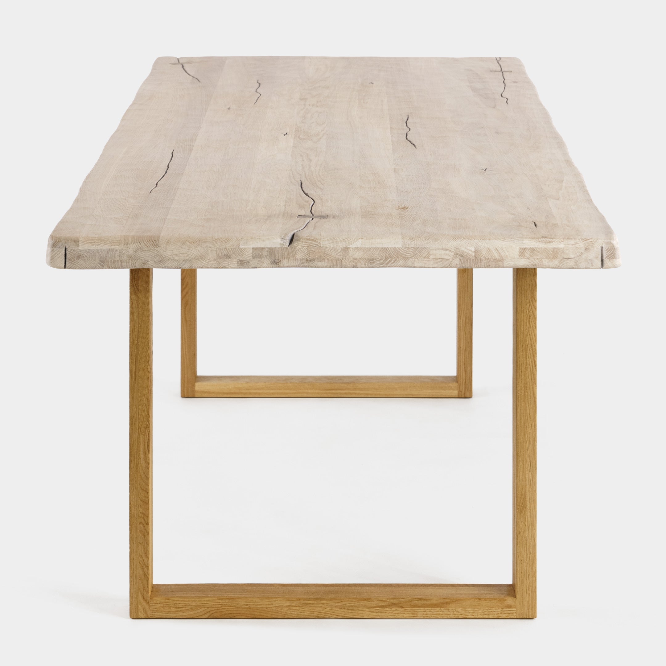 Table à manger rustique avec relief en bois de chêne massif blanchi et pieds en bois de chêne massif U