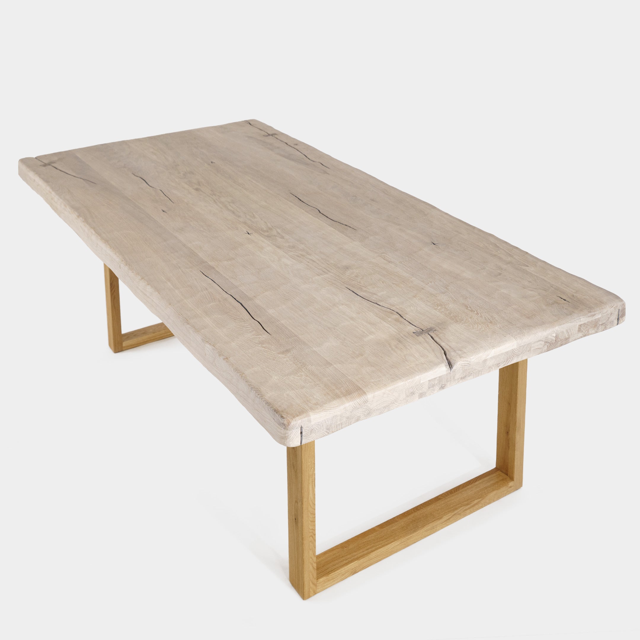 Table à manger rustique avec relief en bois de chêne massif blanchi et pieds en bois de chêne massif U