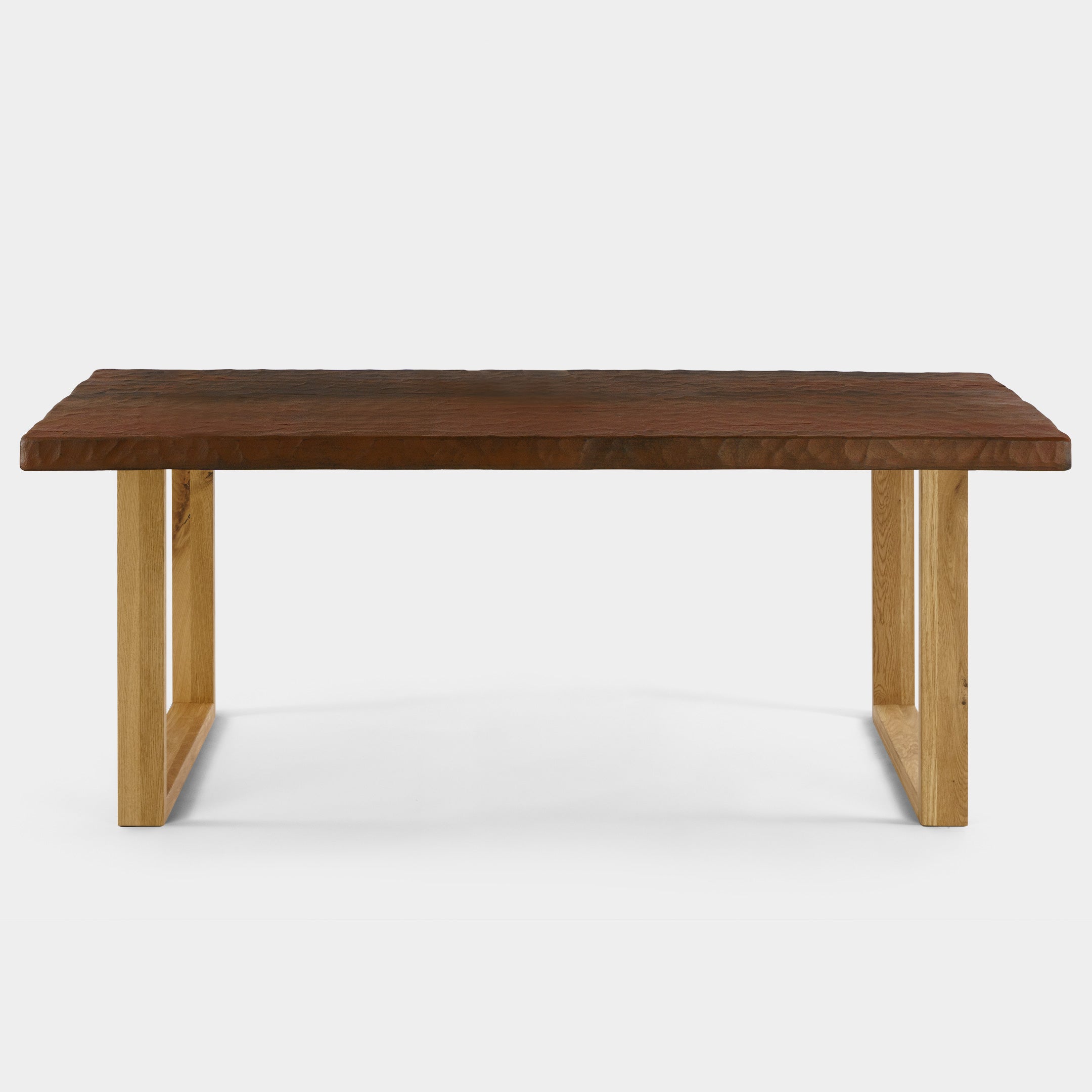 Mesa de Comedor Rustica con Relieve de Madera Maciza de Roble OXIDO y Patas madera de Roble Macizo U