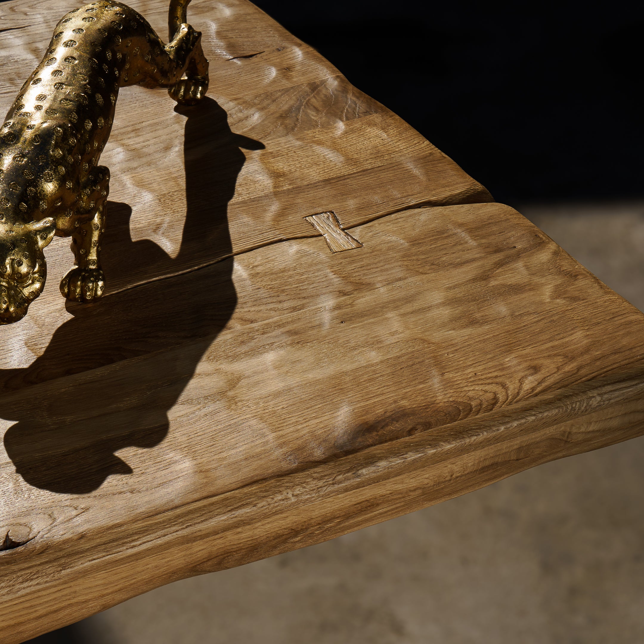 Table de salle à manger rustique avec relief en bois de chêne naturel massif et pieds en bois de chêne massif U