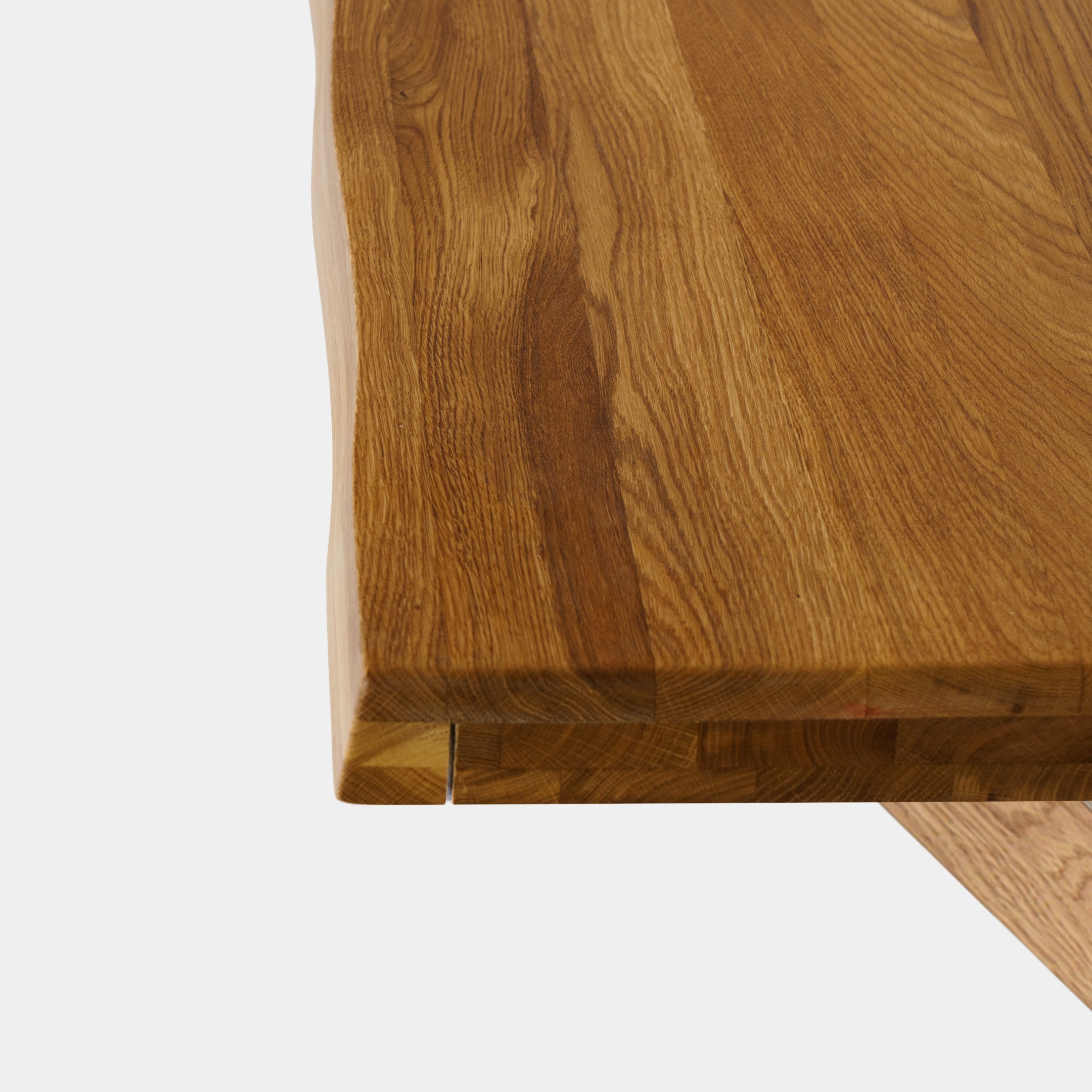 Mesa de Comedor de Roble Macizo Ámbar, Canto Ondulado, Patas X de Roble