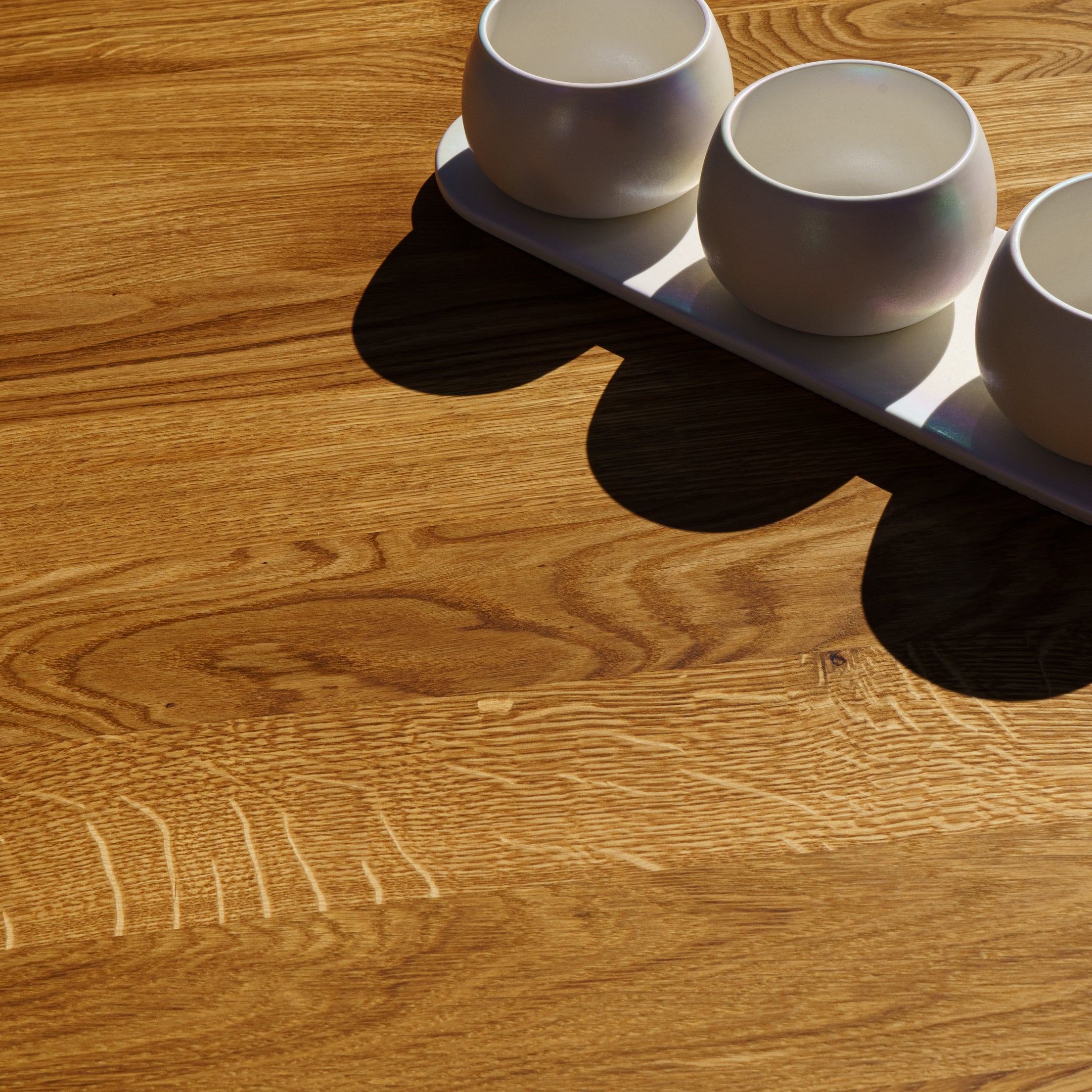 Mesa de Comedor de Roble Macizo Ámbar, Canto Ondulado, Patas X de Roble