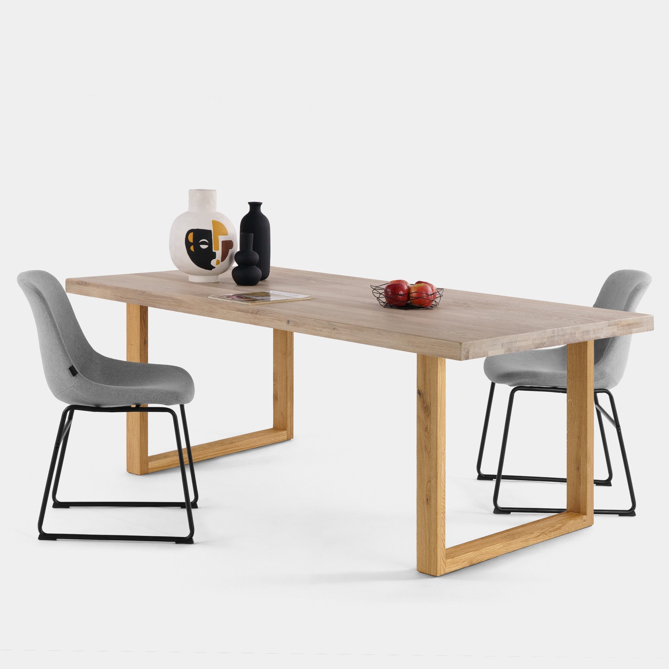 Mesa de comedor Avara de roble macizo blanqueado con patas en U de roble, canto ondulado