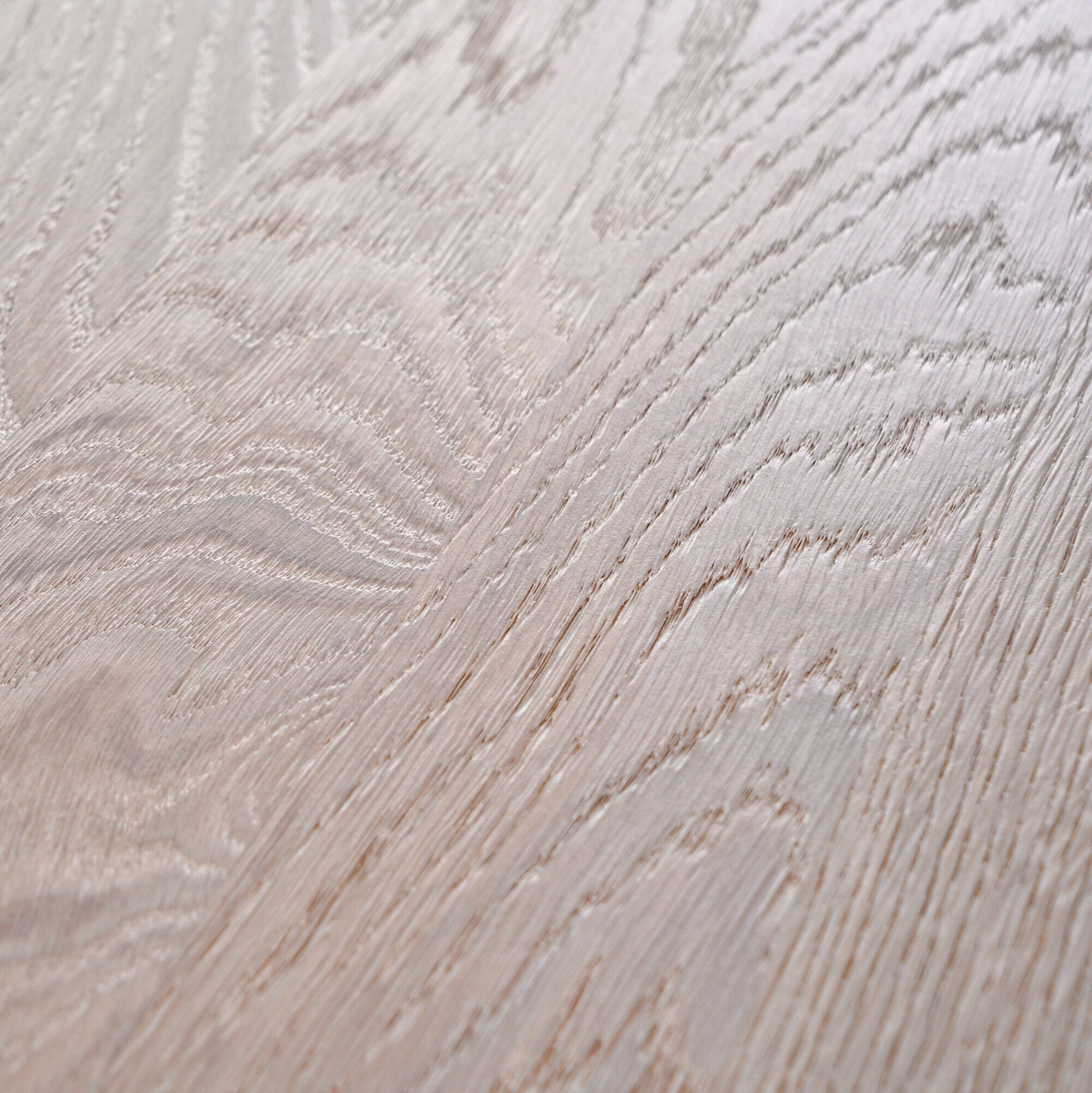 Mesa de comedor Avara de roble macizo blanqueado con patas en U de roble, canto ondulado