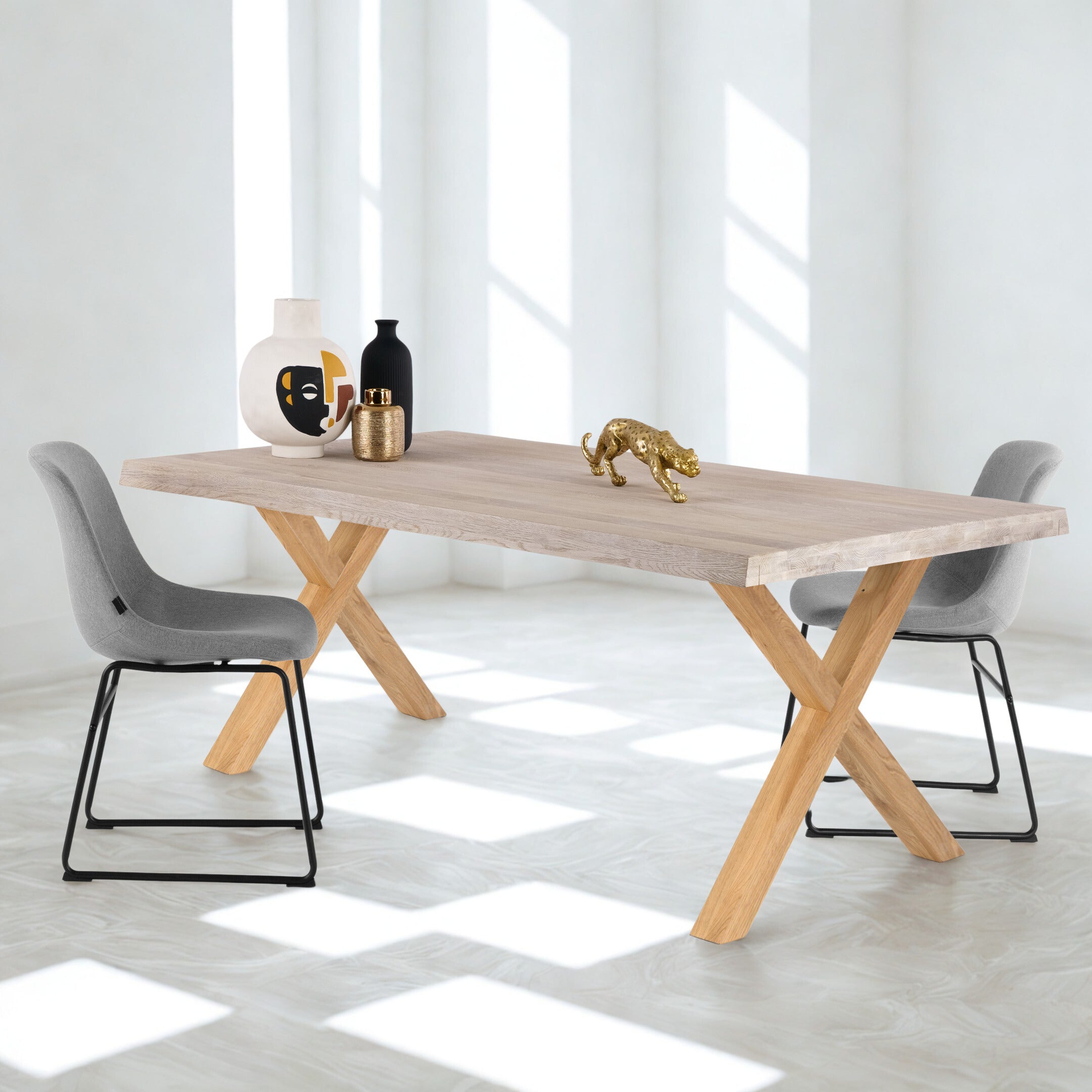 Mesa de comedor Avara de roble macizo blanqueado con patas en X de roble, canto ondulado