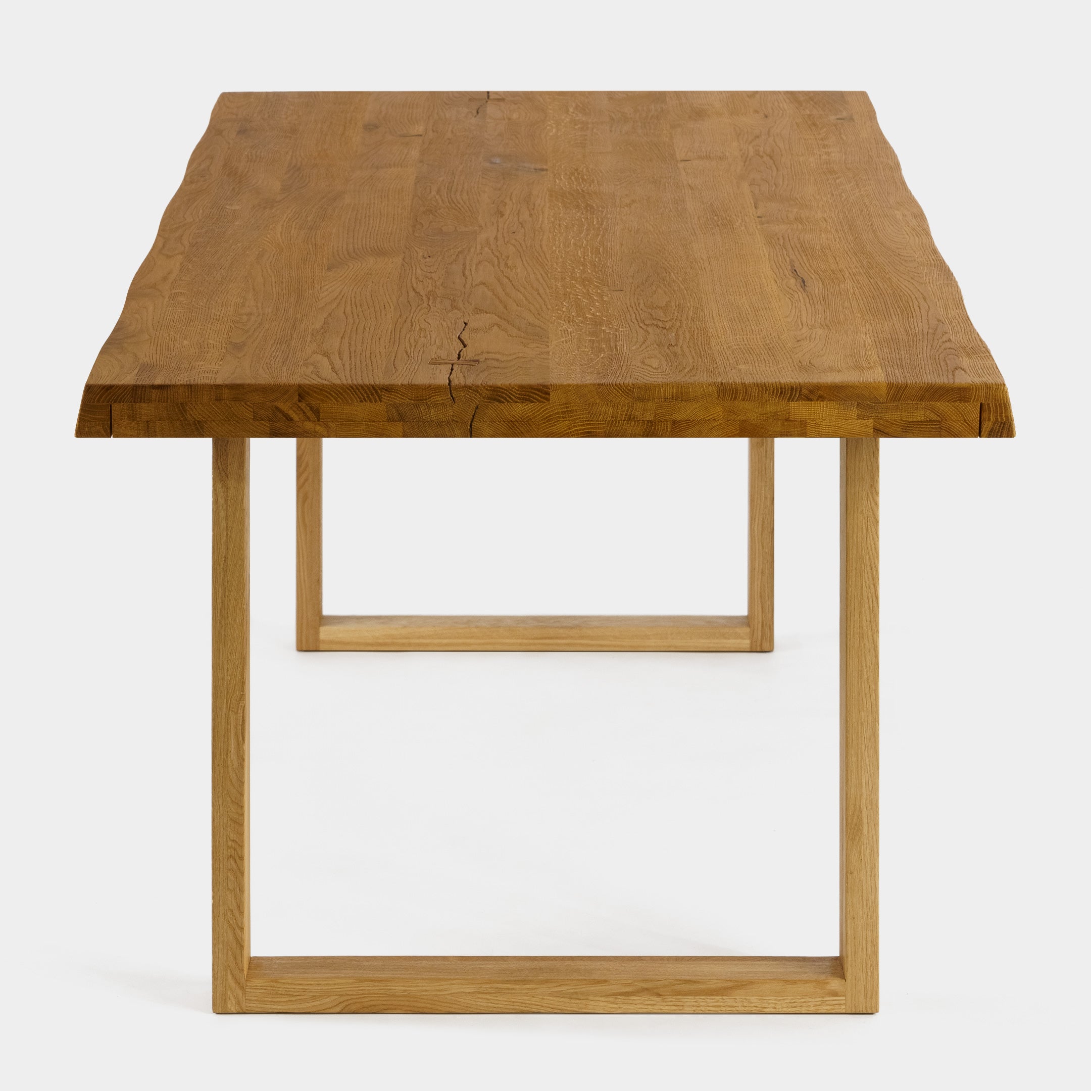 Mesa de Comedor Rustica de Madera Maciza de Roble Ambar Ondulada y Patas madera de Roble Macizo U