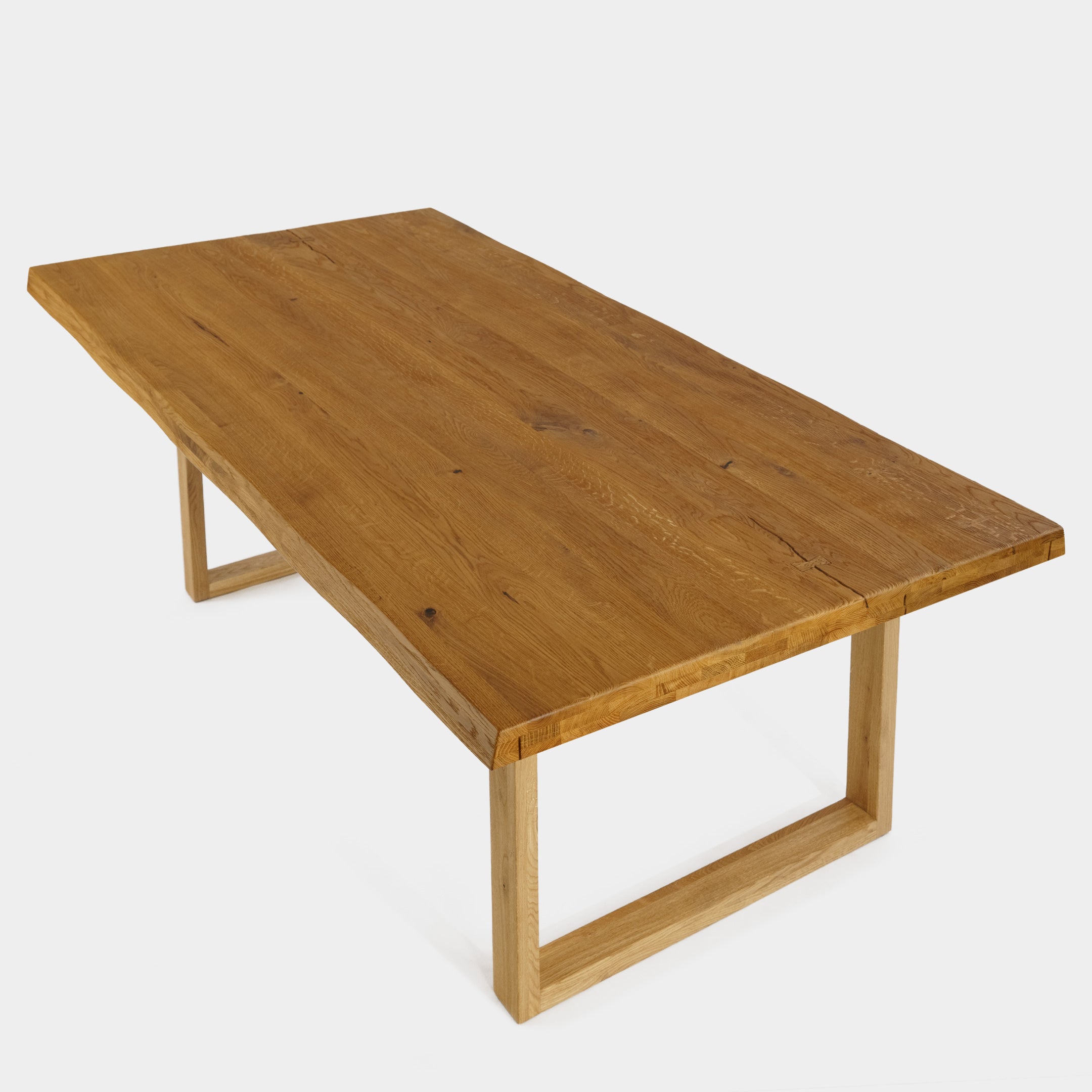 Mesa de Comedor Rustica de Madera Maciza de Roble Ambar Ondulada y Patas madera de Roble Macizo U
