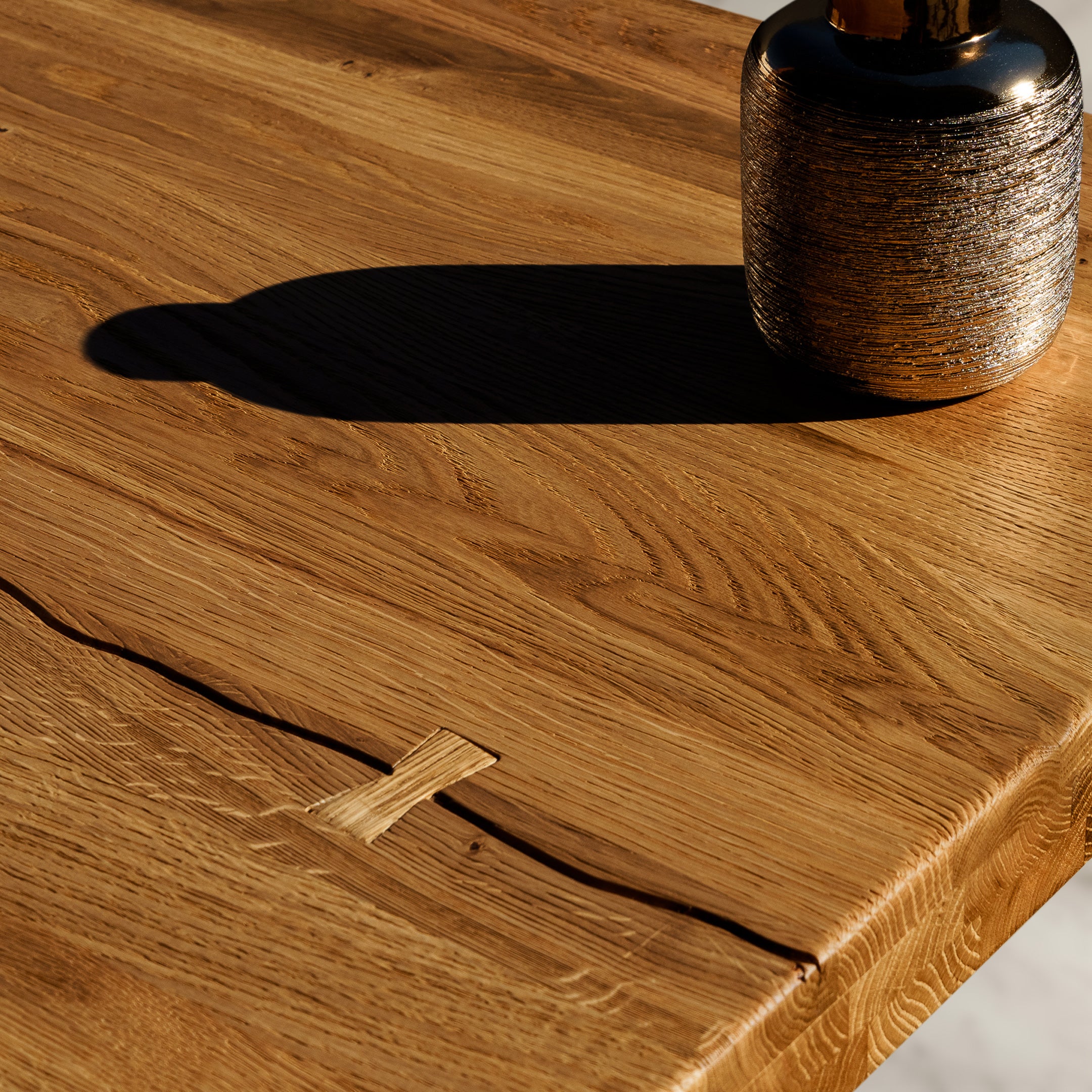 Mesa de Comedor Rústica de Roble Macizo Ambar con Patas de Roble en X y Canto Ondulado