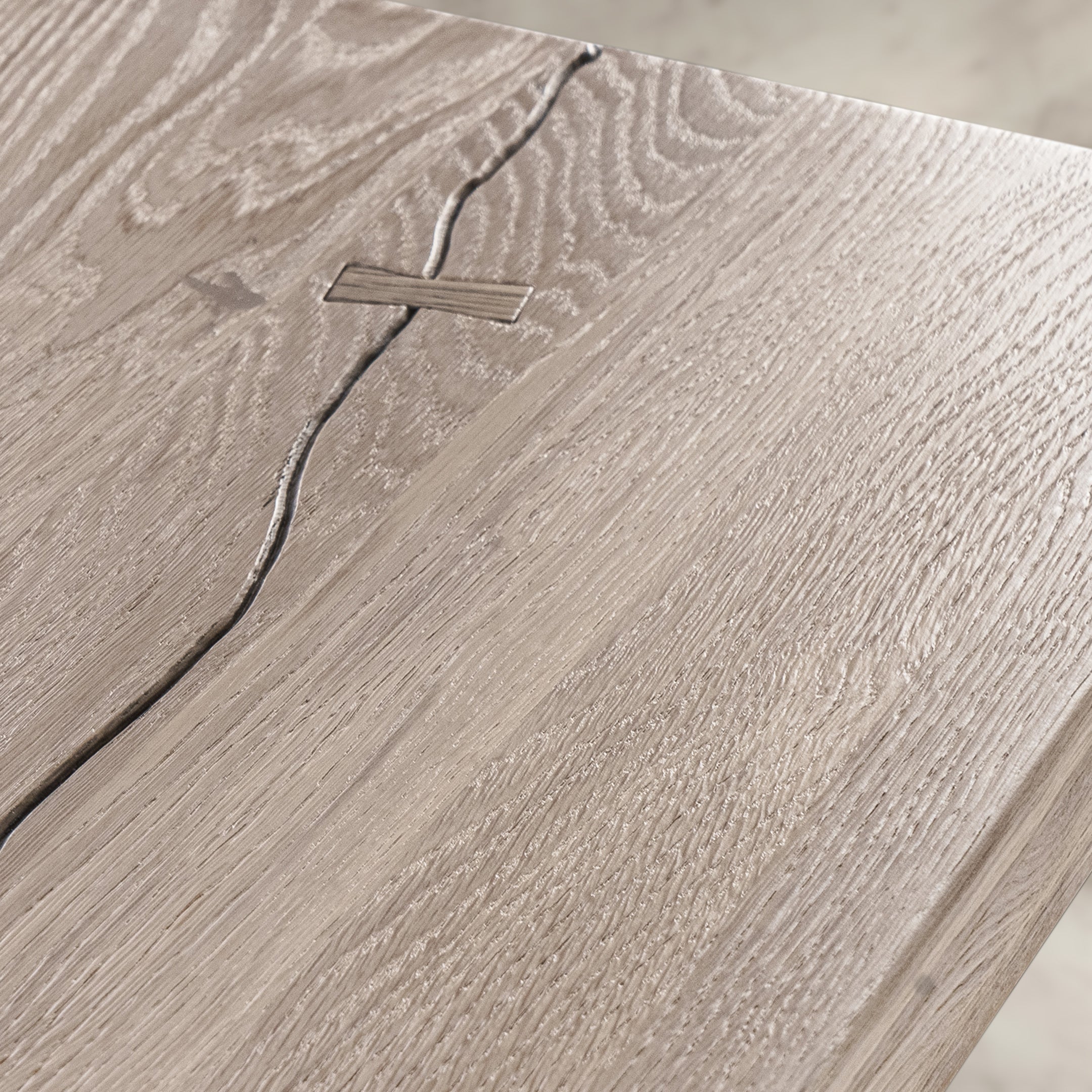 Mesa de Comedor Rustica de Madera Maciza de Roble Blanqueado Ondulada y Patas madera de Roble Macizo U