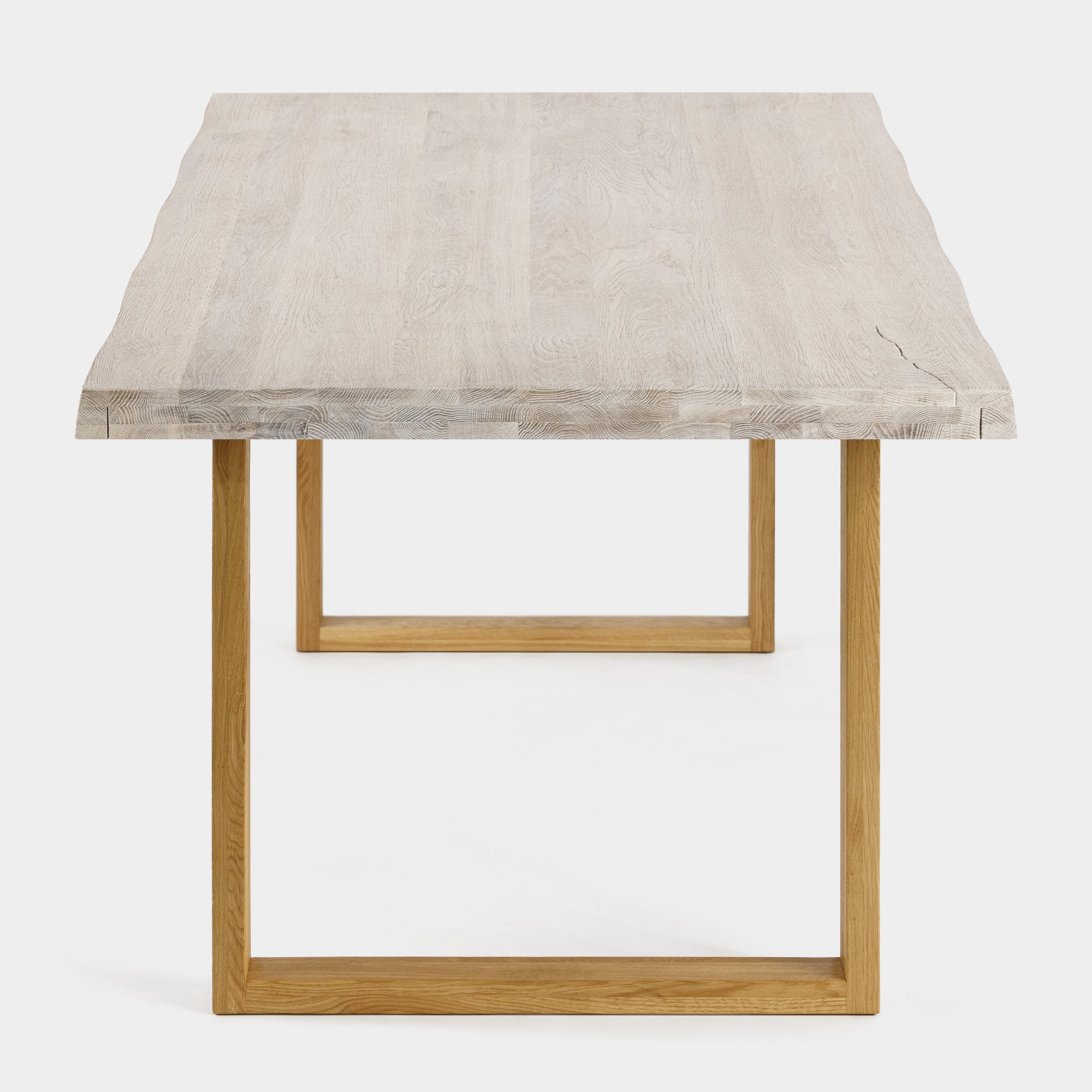 Mesa de Comedor Rustica de Madera Maciza de Roble Blanqueado Ondulada y Patas madera de Roble Macizo U