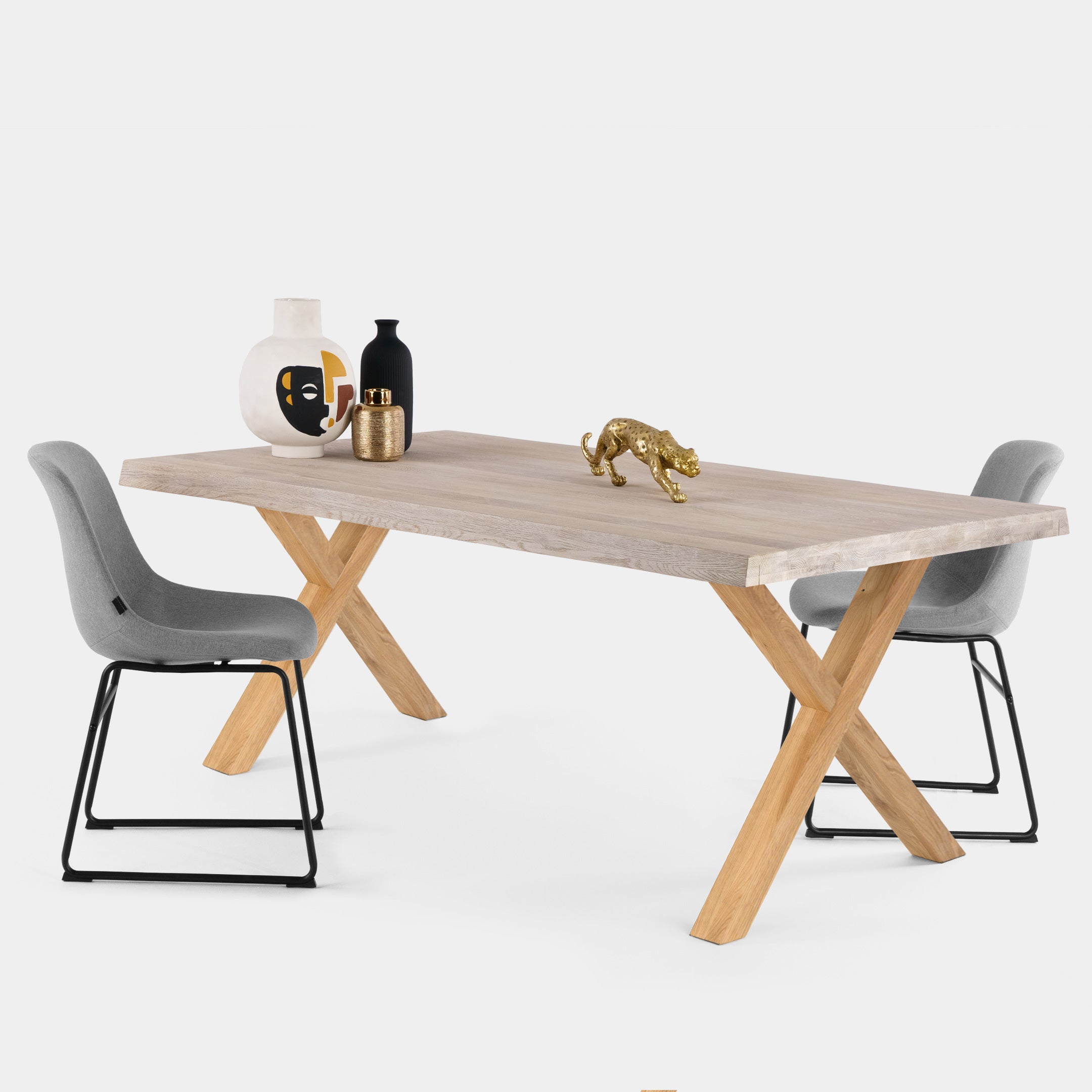 Mesa de Comedor Rústica de Roble Macizo Blanqueado con Patas de Roble en X y Canto Ondulado