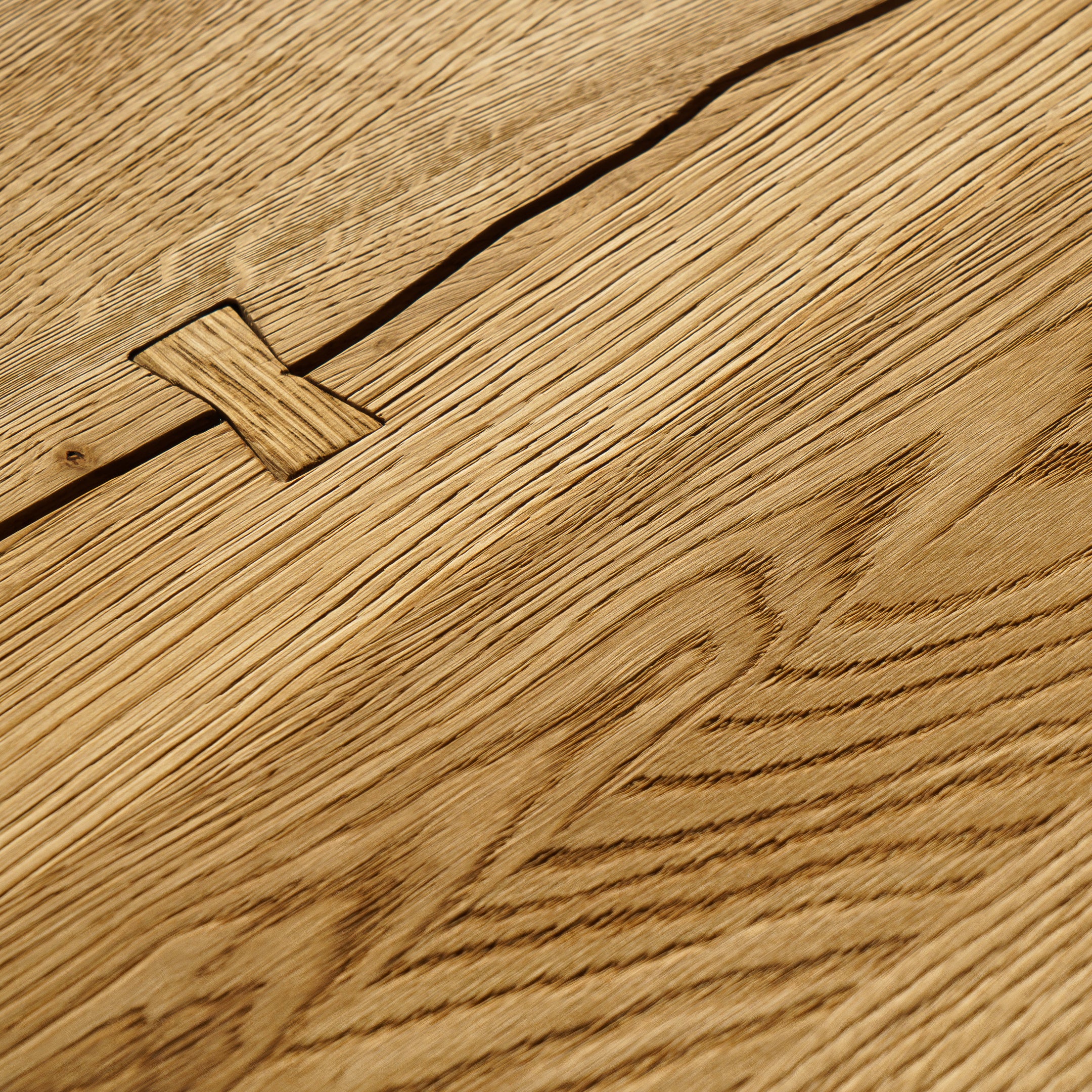 Mesa de Comedor Rustica de Madera Maciza de Roble Dorado Ondulada y Patas de madera Roble Macizo U