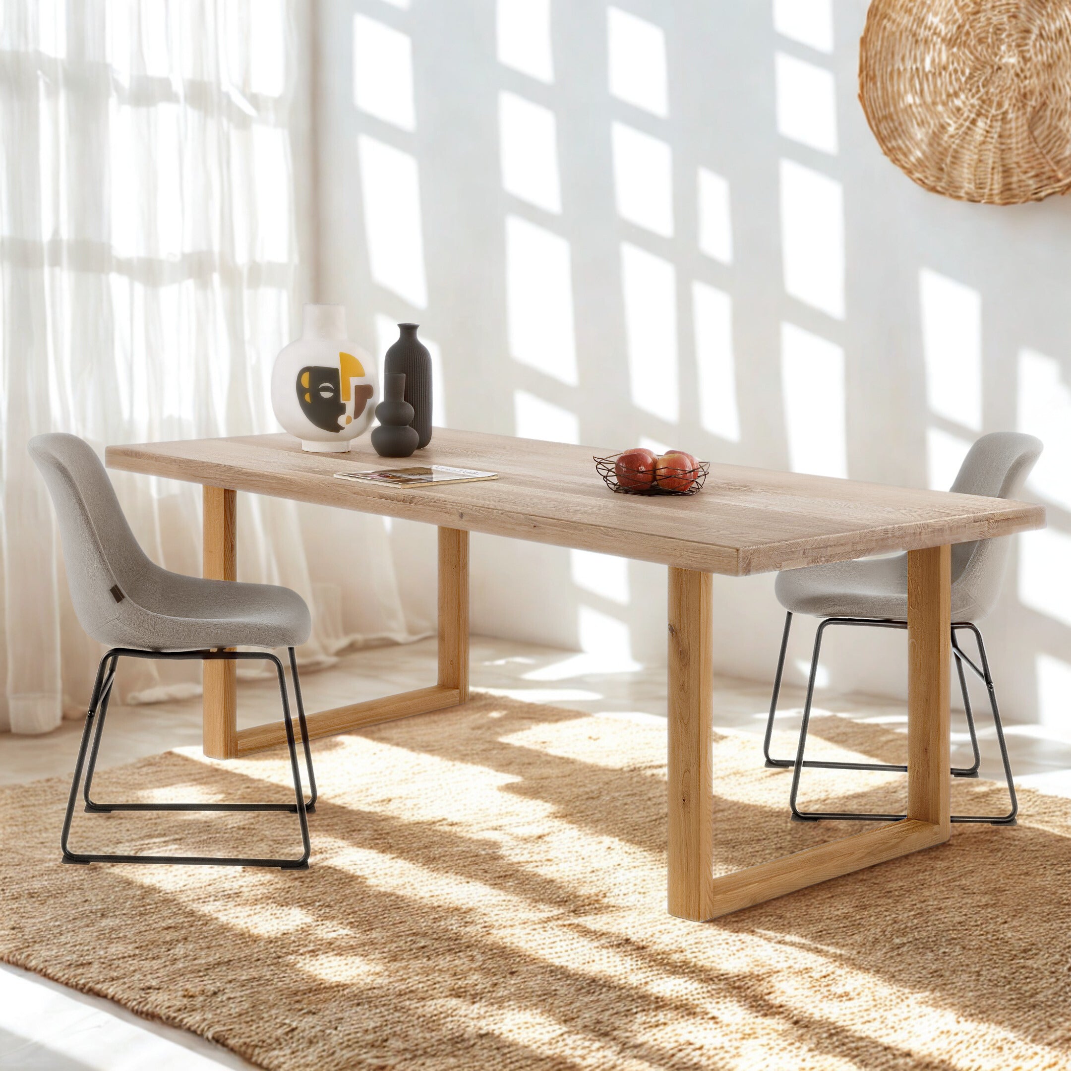 Mesa de comedor Avara de roble macizo blanqueado con patas en U de roble, canto recto