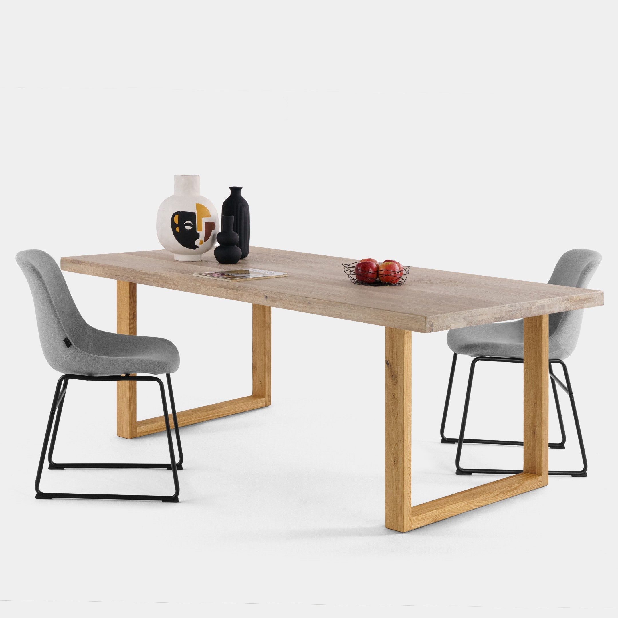 Mesa de comedor Avara de roble macizo blanqueado con patas en U de roble, canto recto