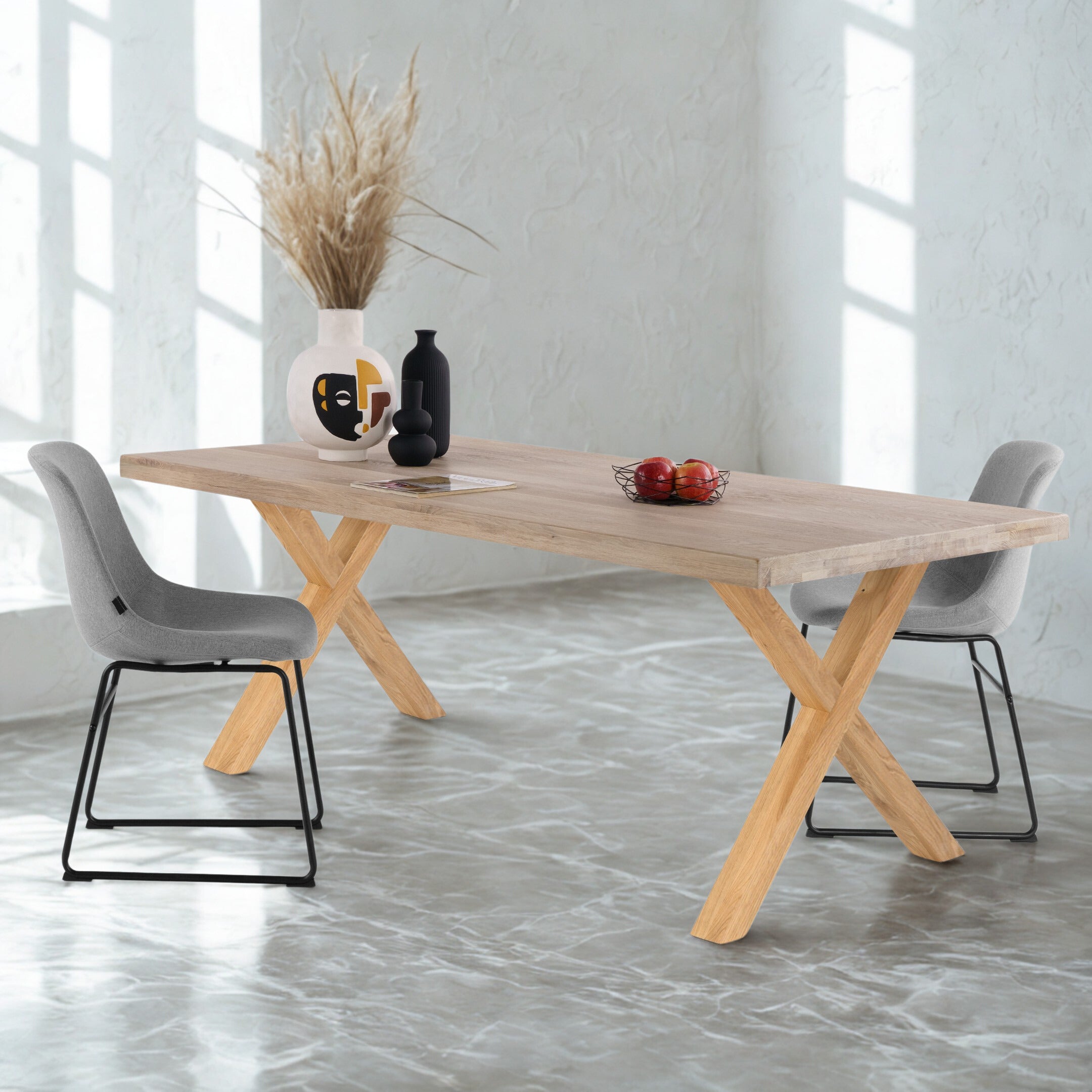 Mesa de comedor Avara de roble macizo blanqueado con patas en X de roble, canto recto