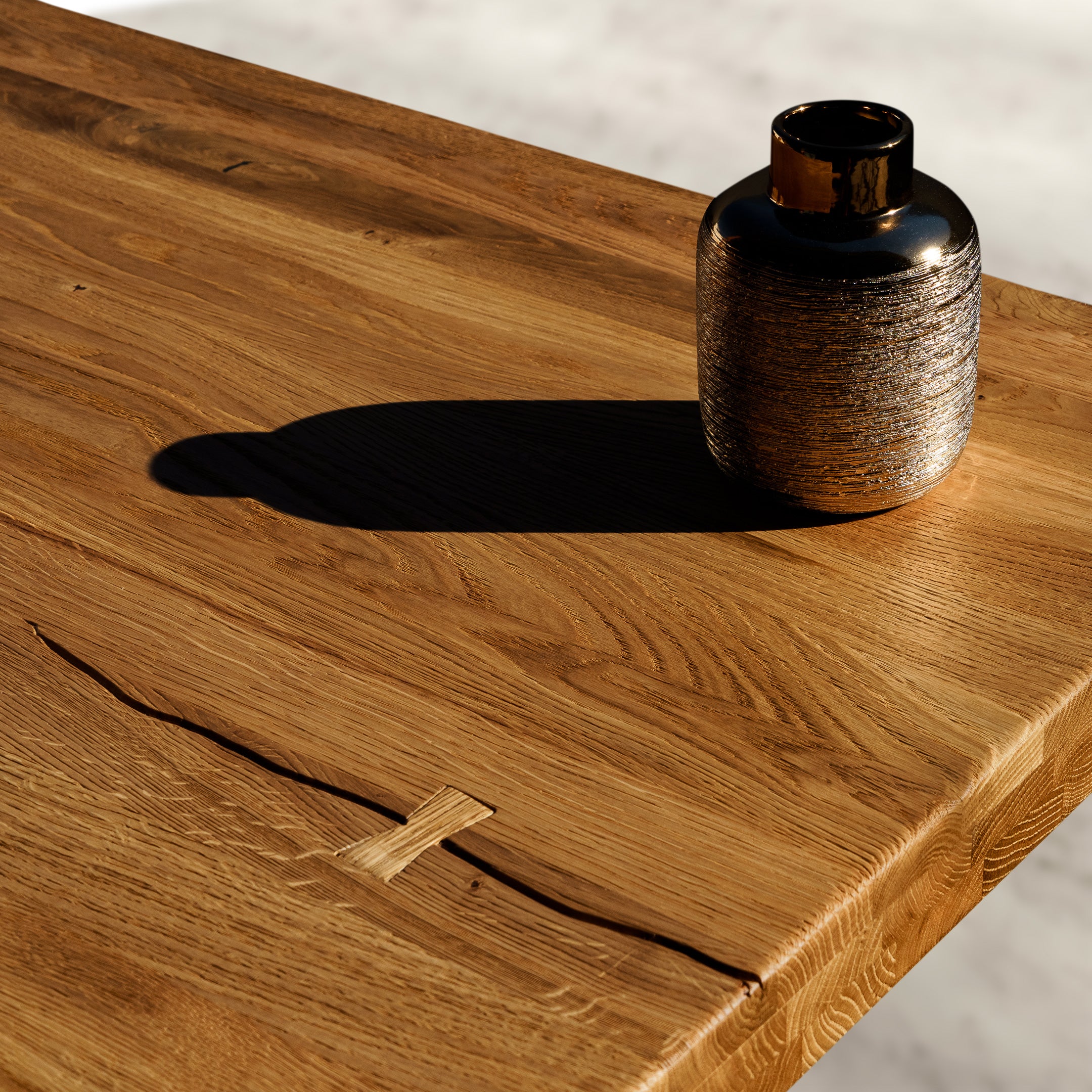 Mesa de Comedor Rústica de Roble Macizo Ambar con Patas de Roble en X y Canto Recto