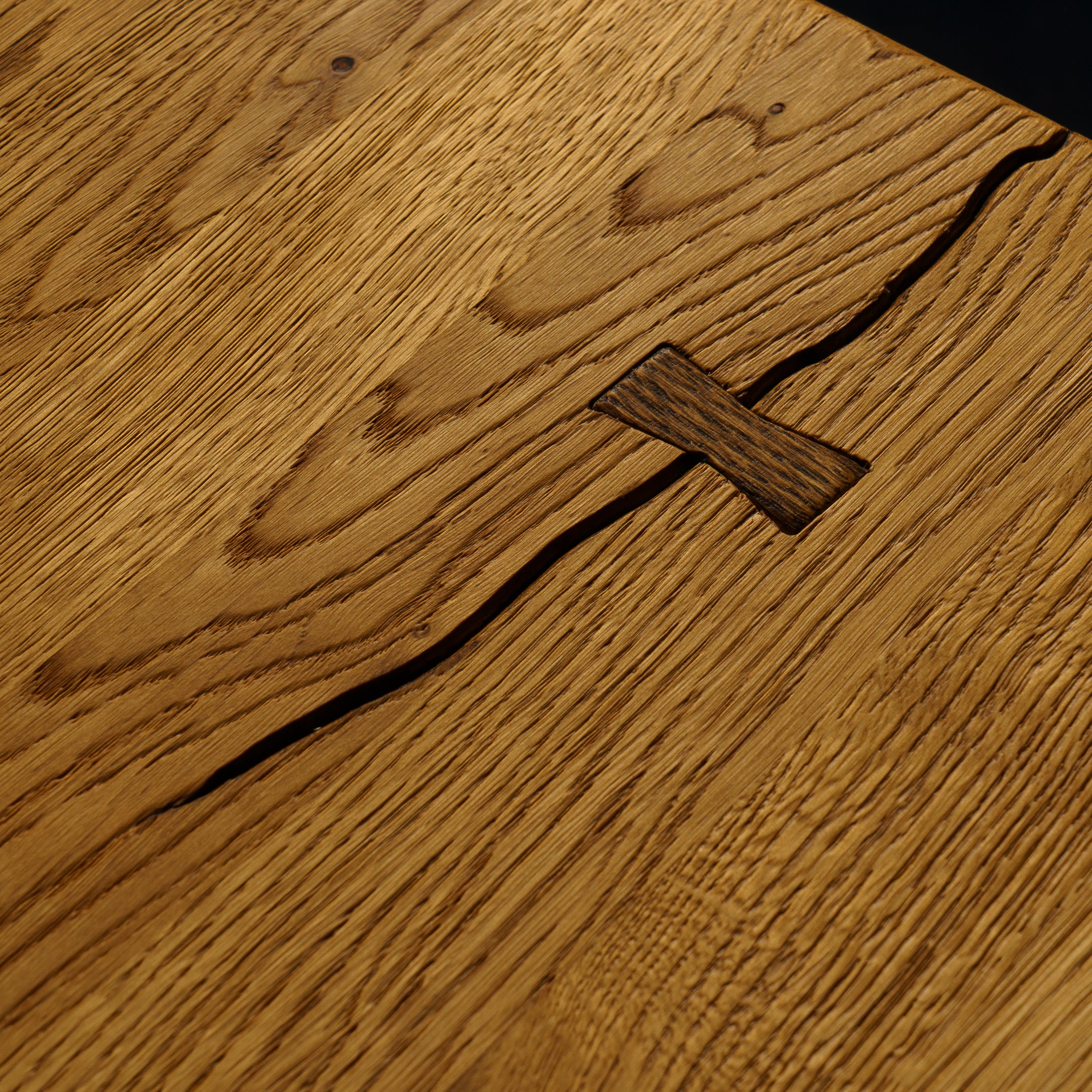 Mesa de Comedor Rústica de Roble Macizo Ambar con Patas de Roble en X y Canto Recto