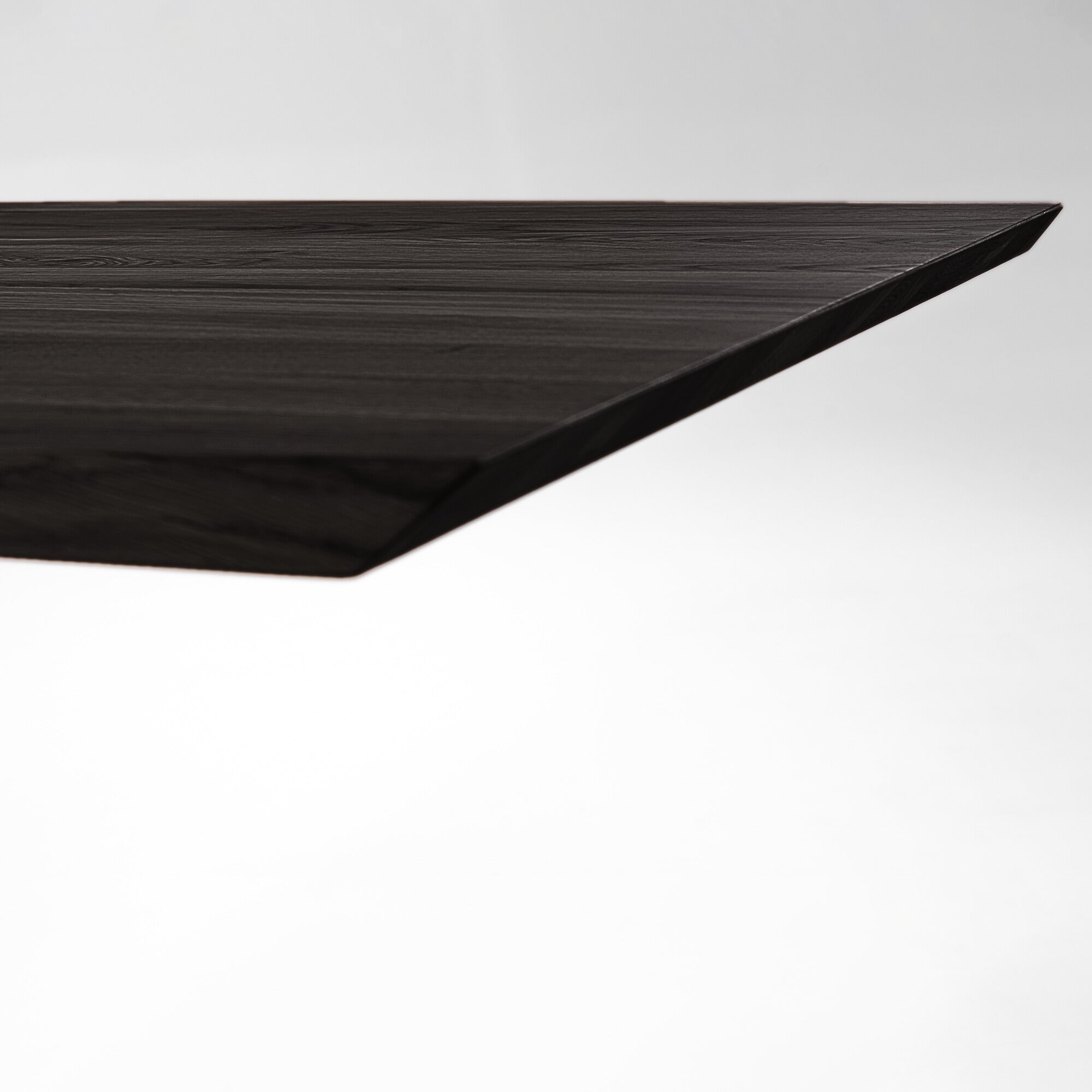 Mesa de comedor Crux de madera maciza de roble negro y patas inox