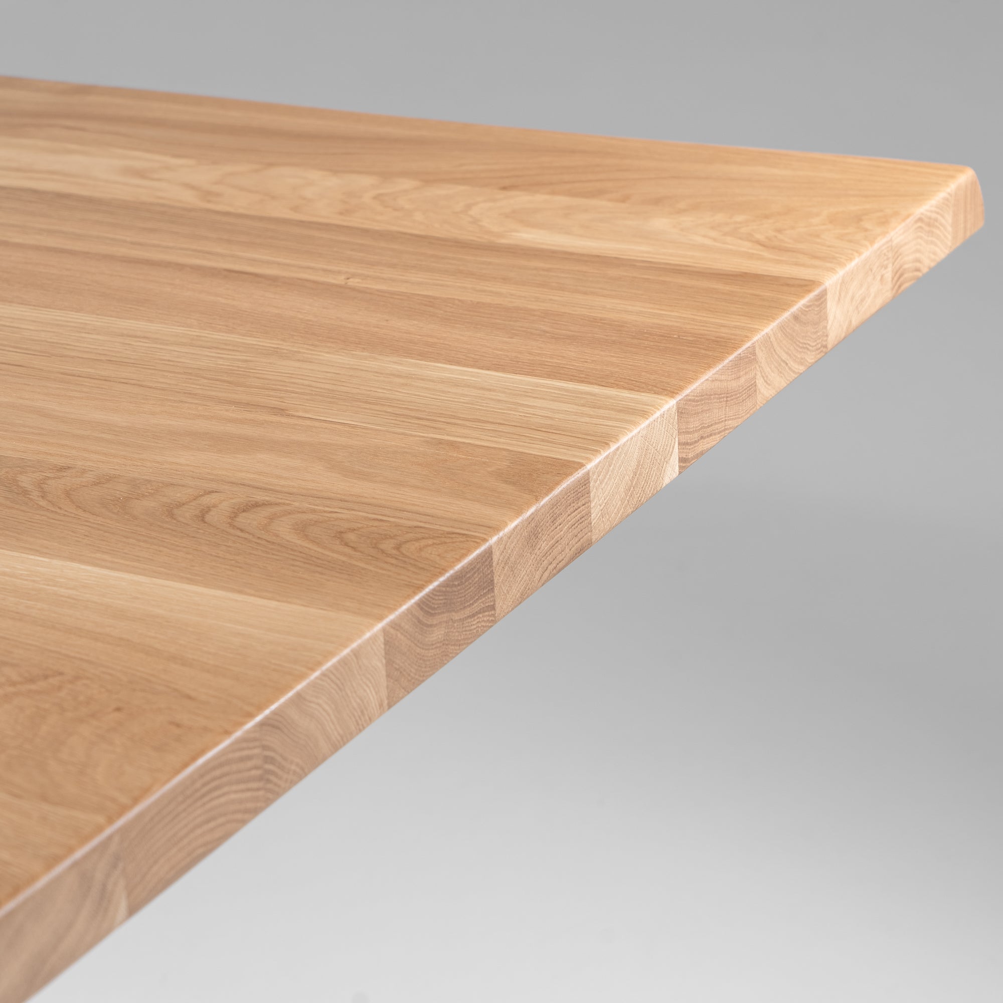 Mesa Frame Natura de madera maciza de roble y patas inclinadas de Inox