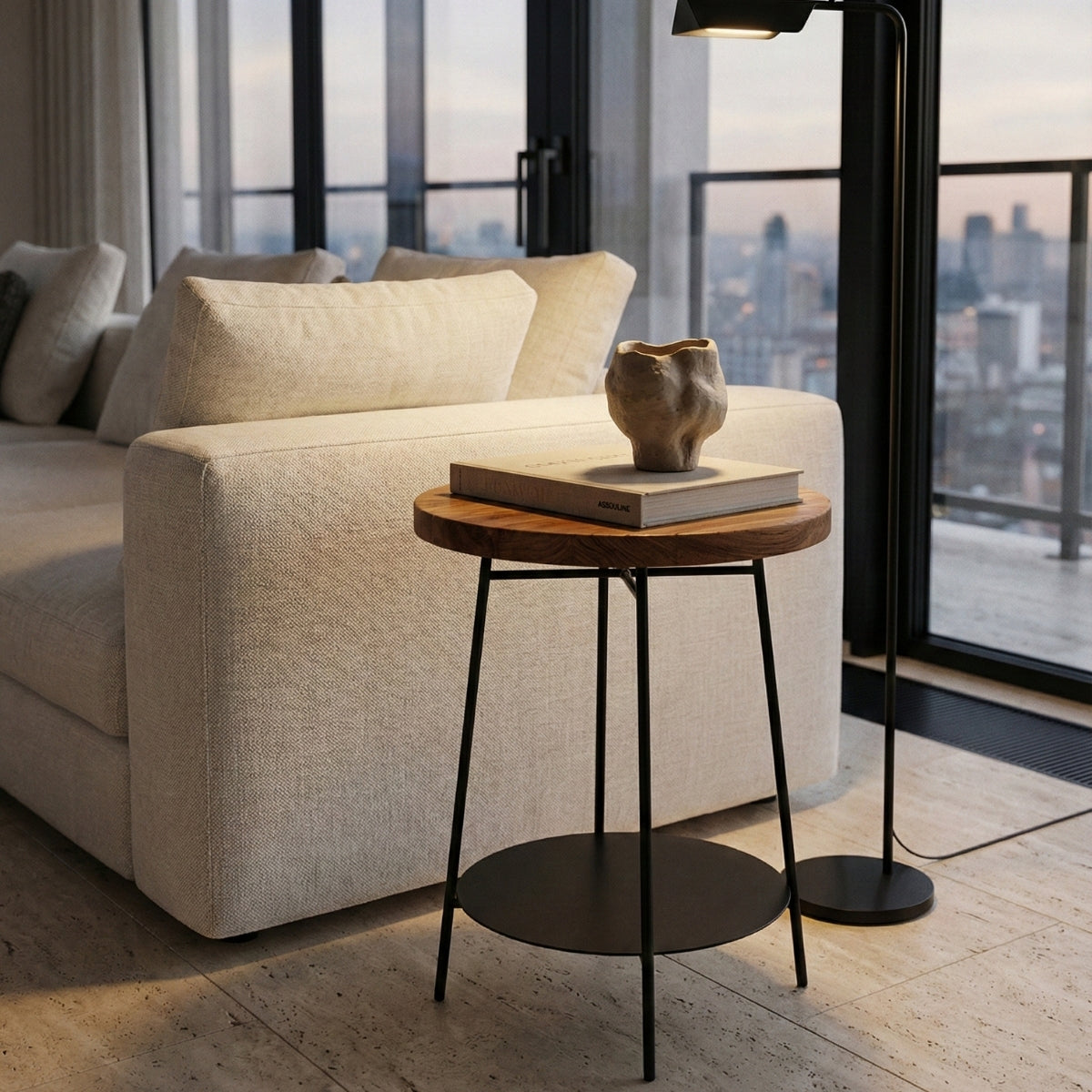 Mesa auxiliar PIVOT Ø30 x 60 cm de roble macizo | Bandeja inferior y estructura de acero negro pintado al horno