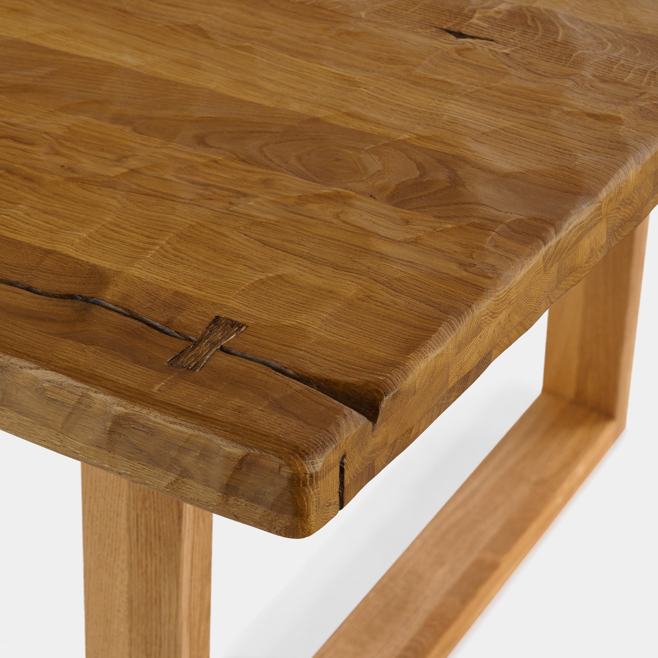 Mesa de Comedor Rustica con Relieve de Madera Maciza de Roble Ambar y Patas madera de Roble Macizo U