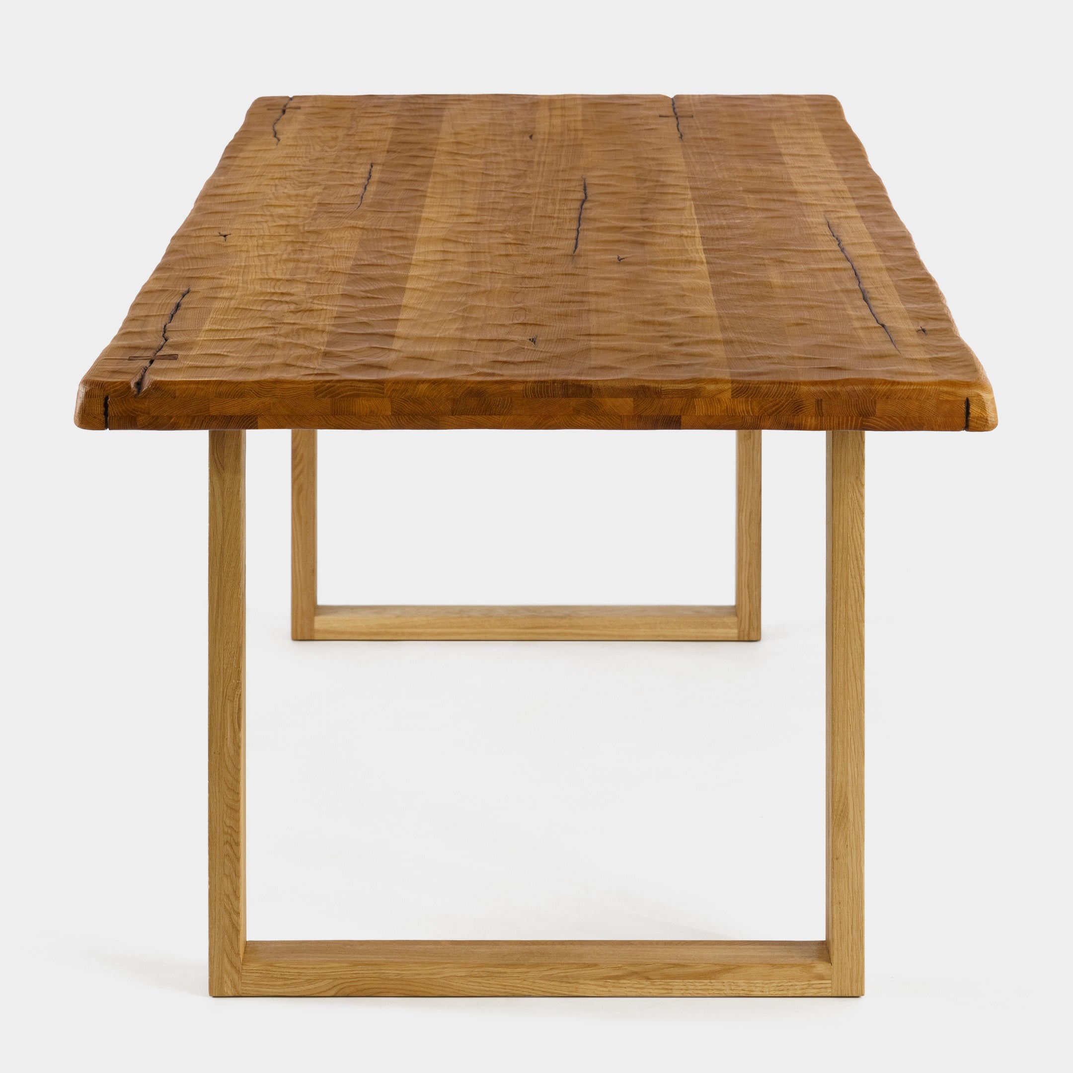 Mesa de Comedor Rustica con Relieve de Madera Maciza de Roble Ambar y Patas madera de Roble Macizo U