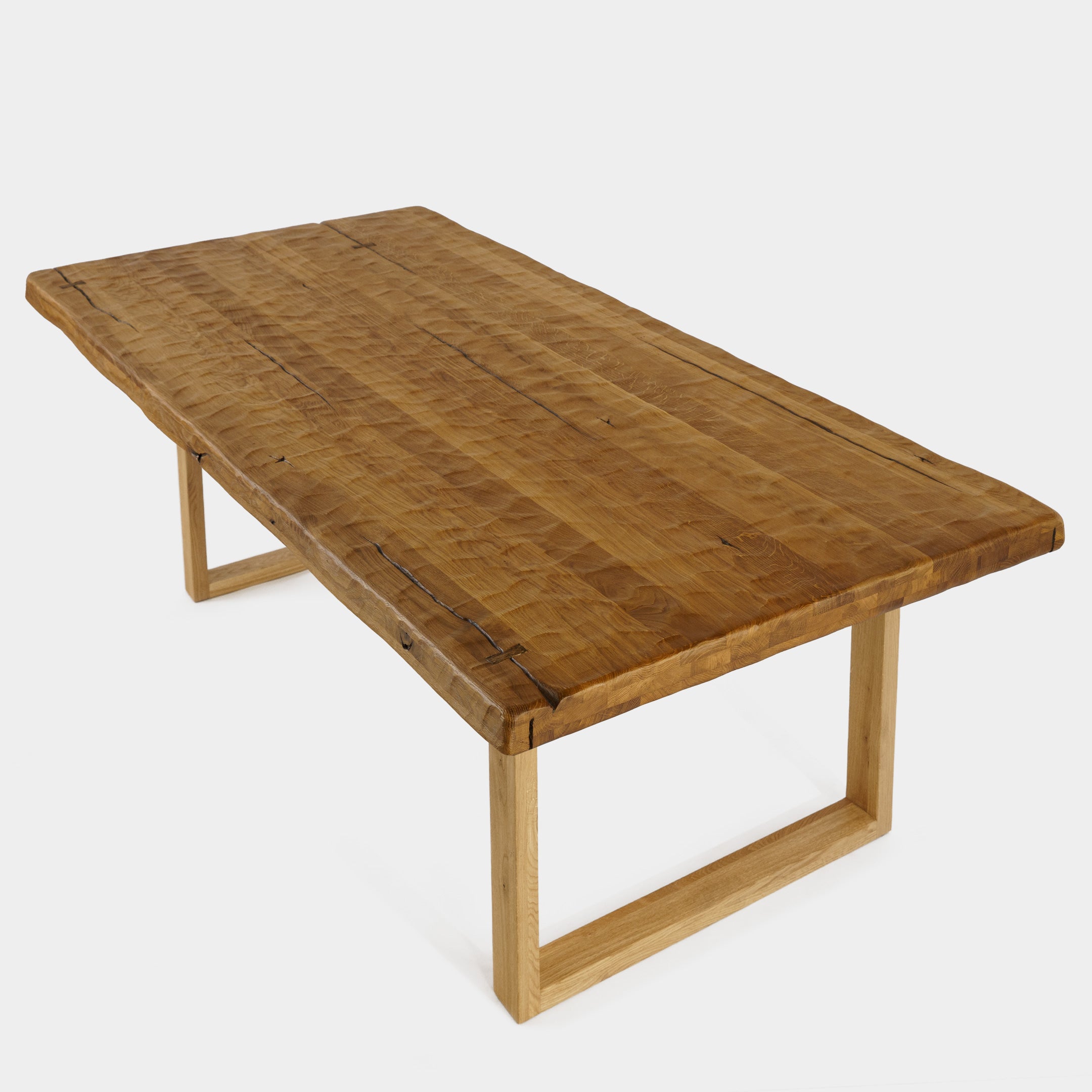 Mesa de Comedor Rustica con Relieve de Madera Maciza de Roble Ambar y Patas madera de Roble Macizo U