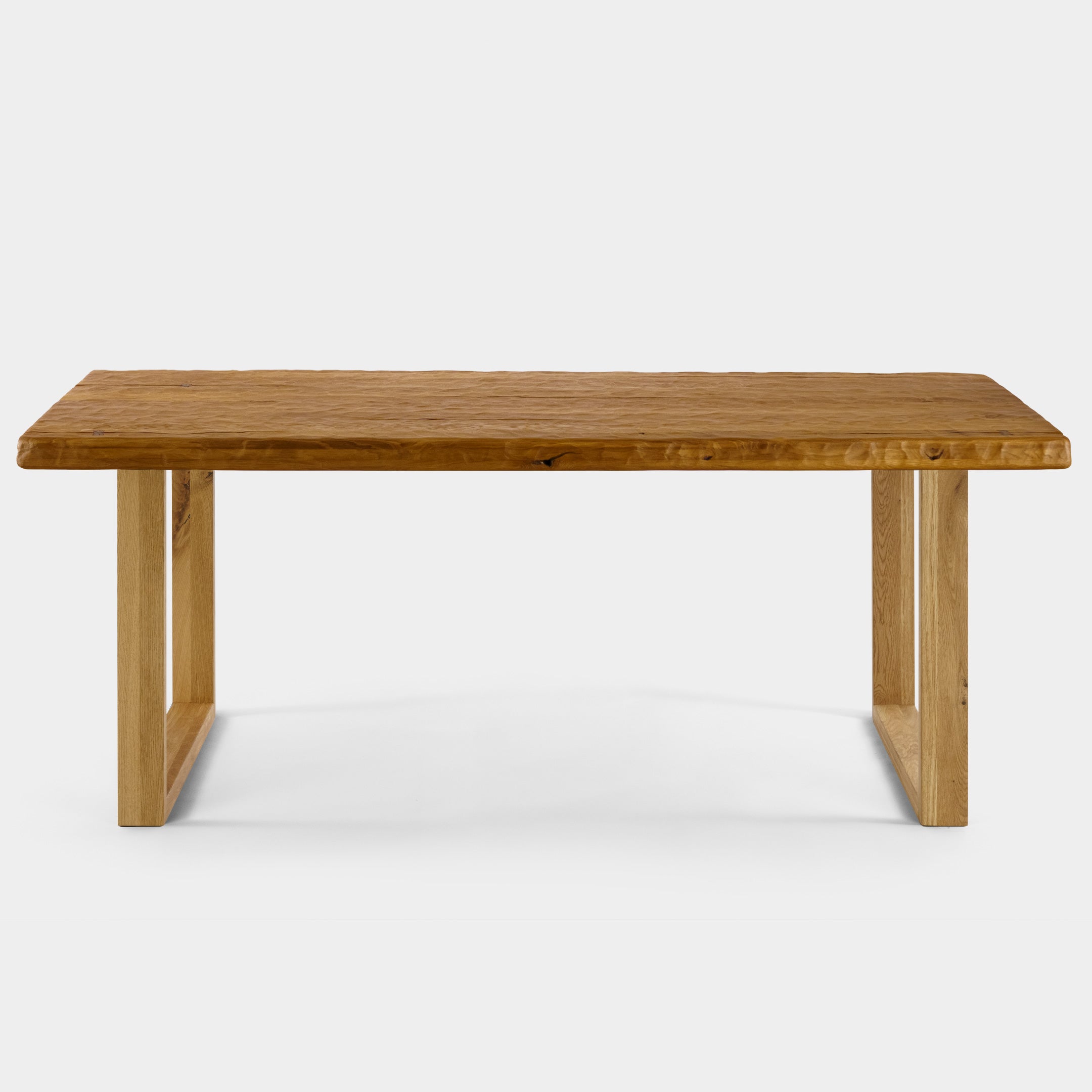 Mesa de Comedor Rustica con Relieve de Madera Maciza de Roble Ambar y Patas madera de Roble Macizo U