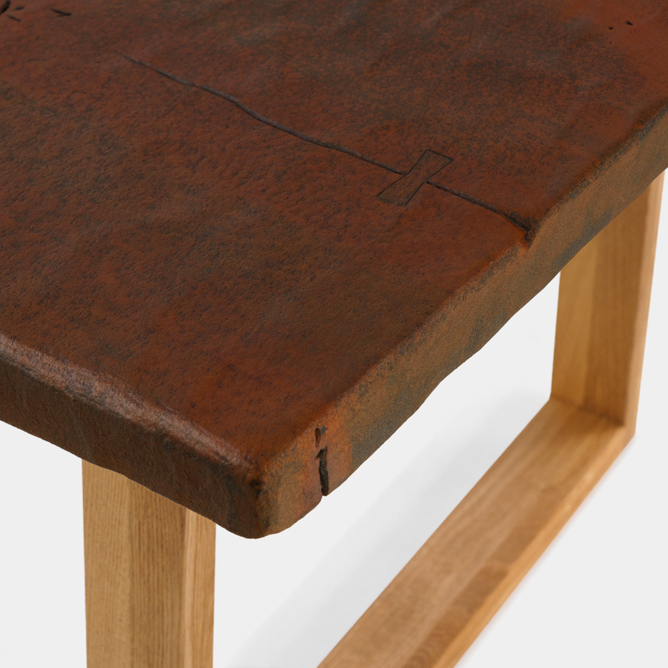 Table à manger rustique avec relief en bois de chêne massif et pieds en bois de chêne massif U